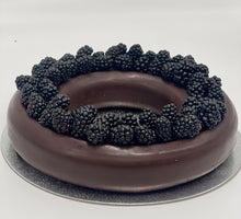 Load image into Gallery viewer, Berries Bonbon Cake