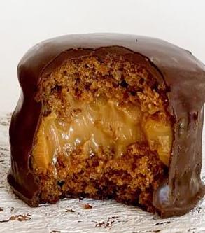 Honey cake stuffed with dulce de leche