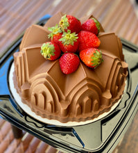 Load image into Gallery viewer, Castle Bonbon Cake