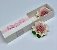 Load image into Gallery viewer, 2un Brigadeiro Gift Box + Flower Wrapping