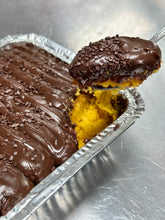 Load image into Gallery viewer, Carrot Cake TO-GO - Vintage black/white