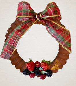 Chocolate wreath with berries